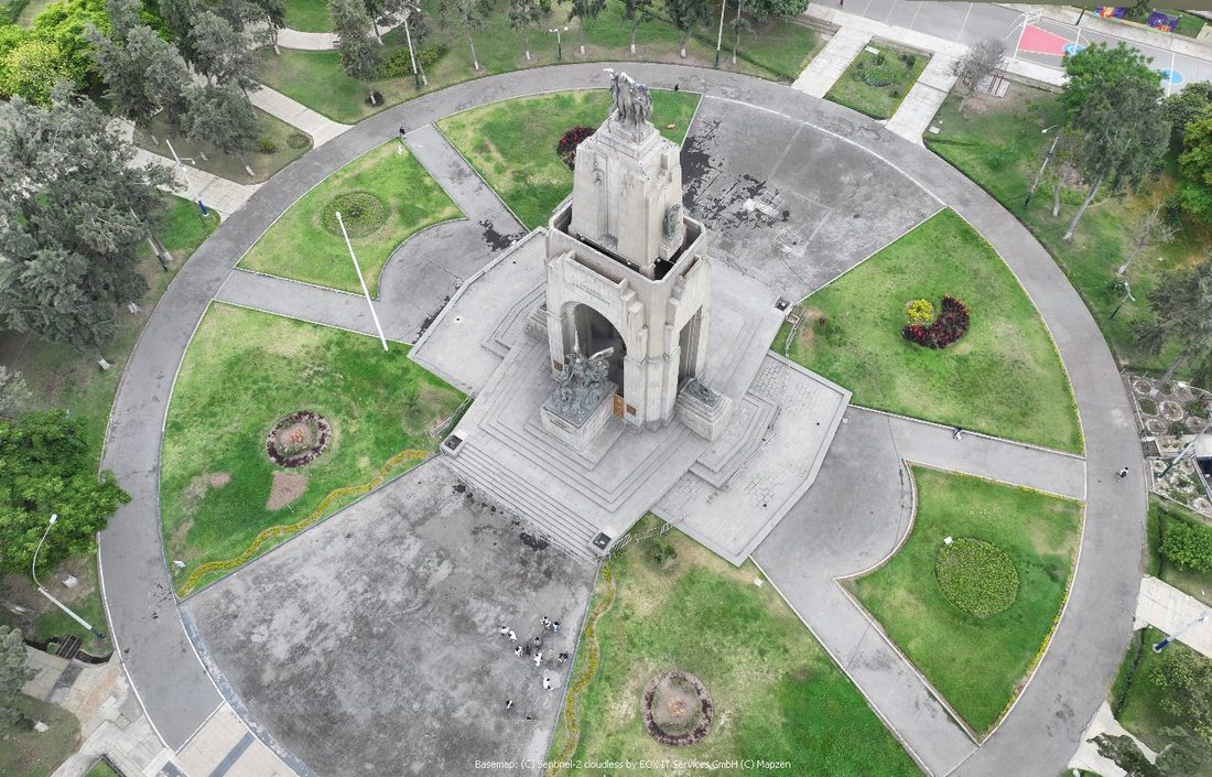 Vista aerea cenital del Monumento a los Defensores