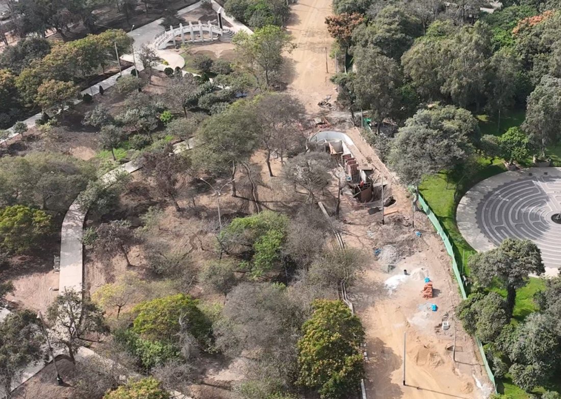 Vista aérea del Campo de Marte en obra: tierra expuesta, puente ornamental y laberinto de piedra