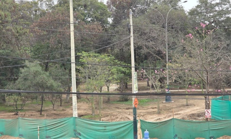 Frente de obra con cerco verde y suelo removido