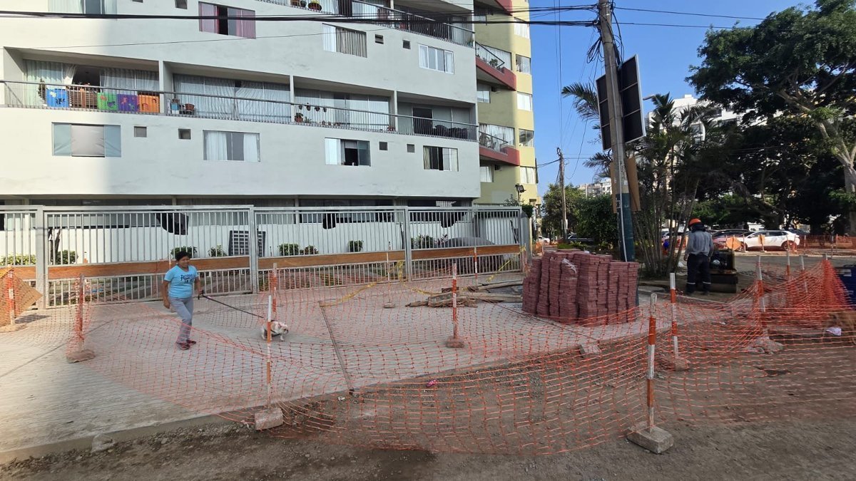 Esquina Jr Nazca cuadra 6 con tierra y malla naranja 2026
