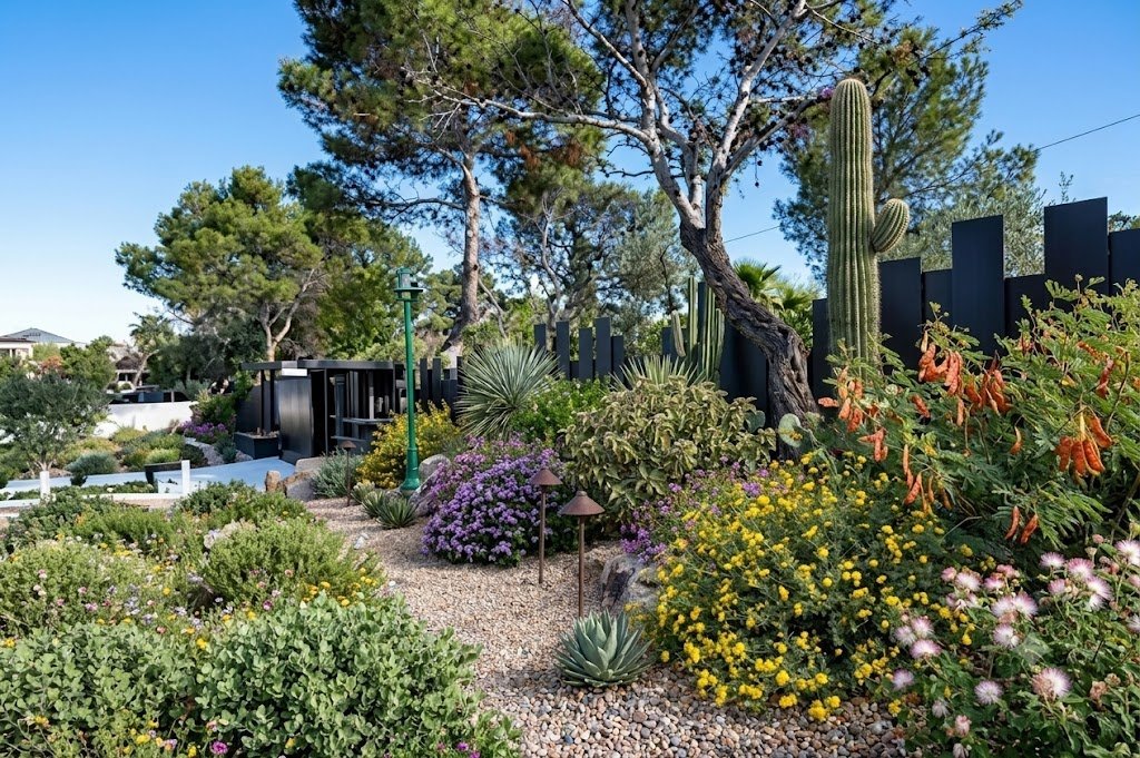 Ejemplo de jardín xerófilo: cactáceas, cubresuelos floridos, gravas y arbustos de bajo riego en clima árido