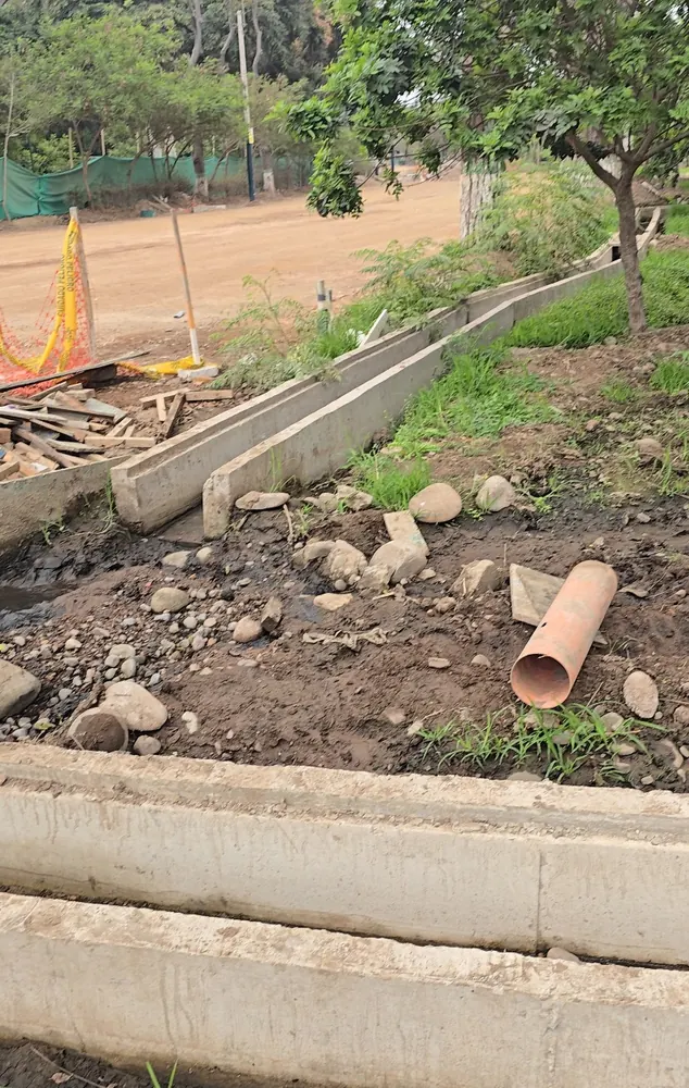 Canal de riego con escombros y restos