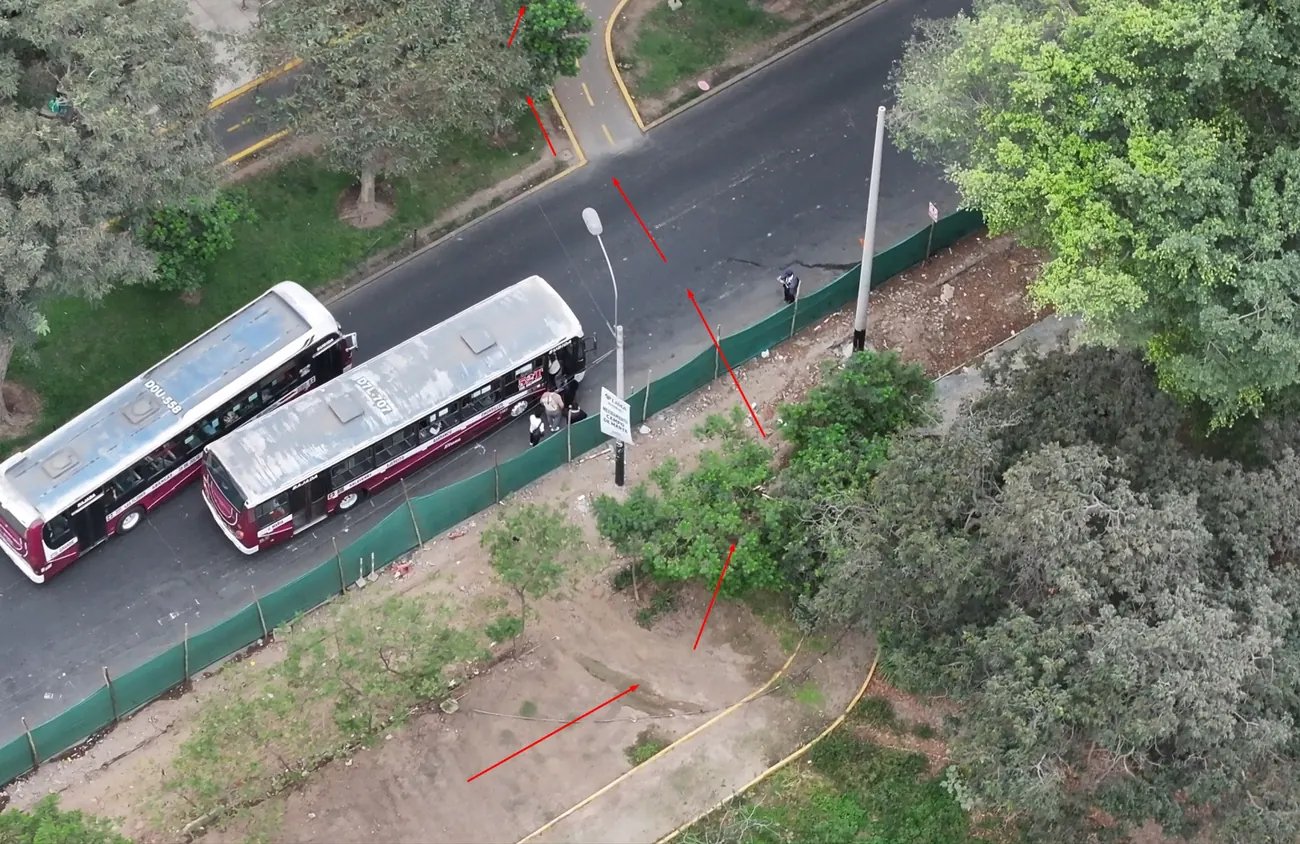Trazo del nuevo cerco perimétrico con flechas rojas