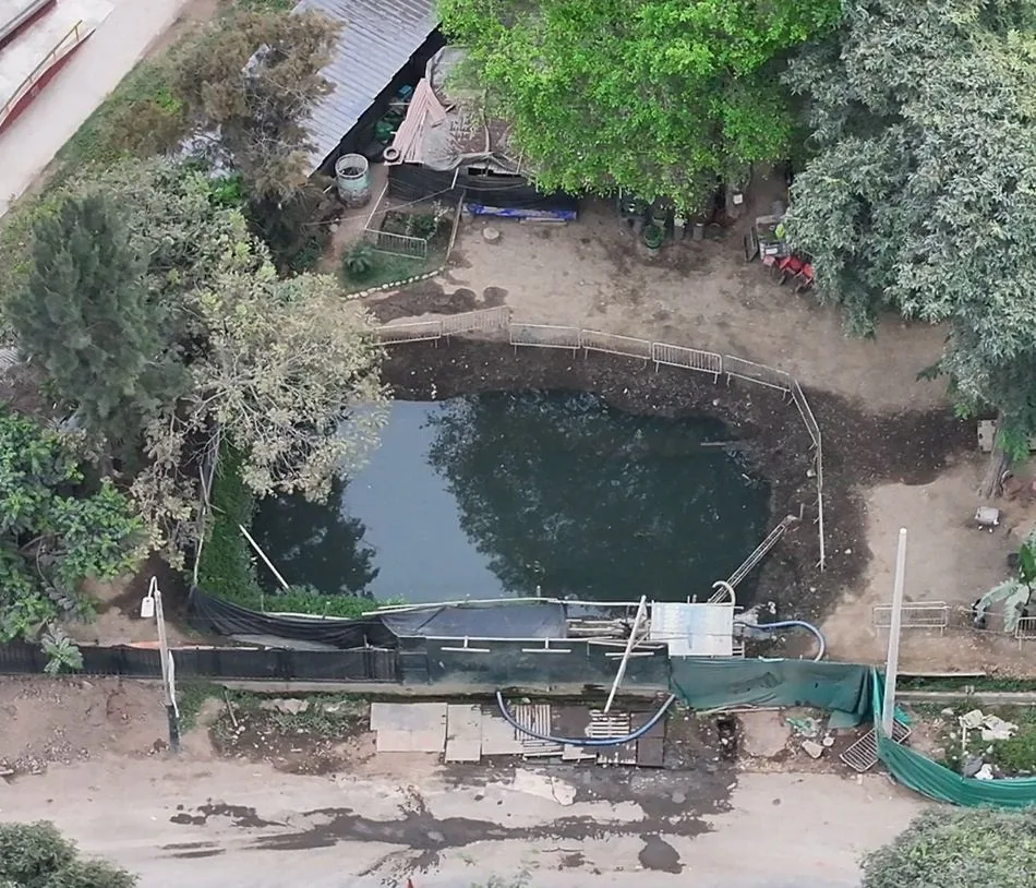 Poza principal de agua oscura y estancada