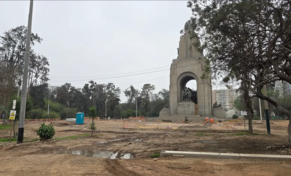 Monumento a los Caídos de 1941 rodeado de obra