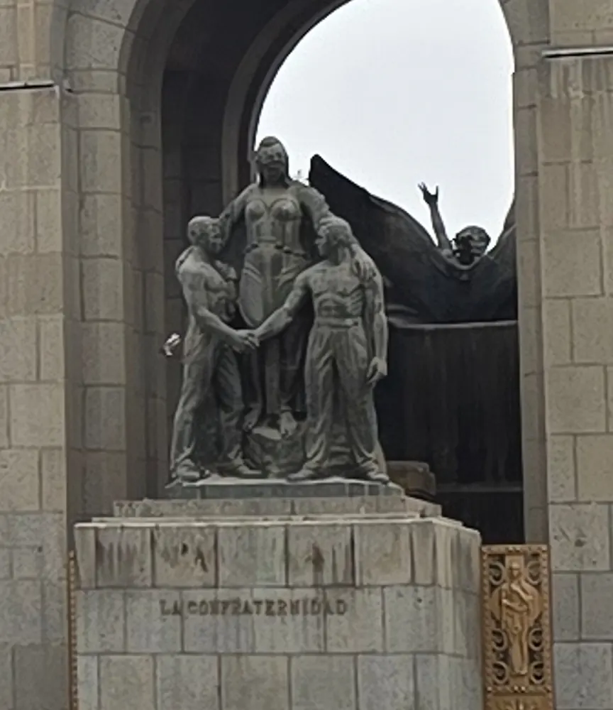 La Confraternidad grupo escultórico en bronce expuesto