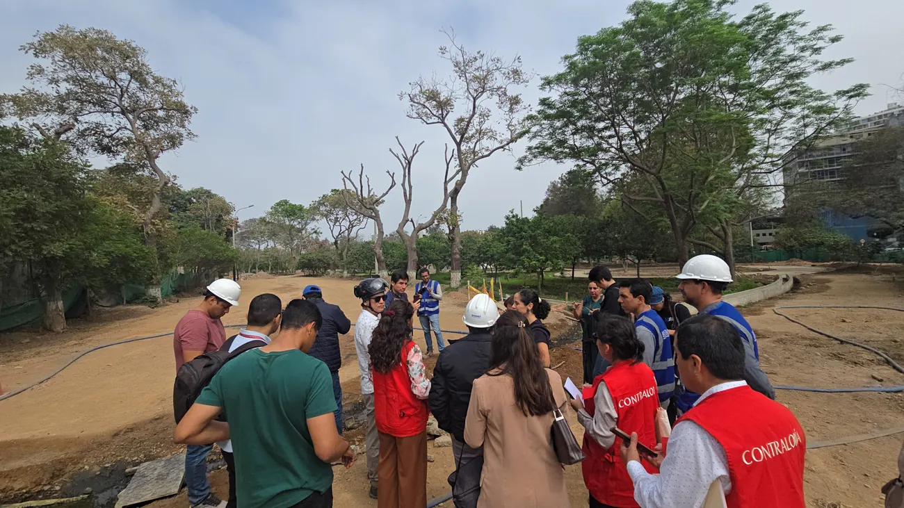 Grupo amplio en el terreno rodeados de árboles muertos